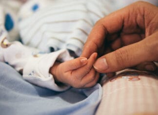 Pierwsze dni z noworodkiem – jak się przygotować, by uniknąć chaosu i stresu?