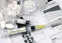 Strzykawki i tabletki na biurku lekarza jako leczenie osteoporozy