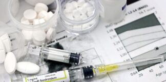 Strzykawki i tabletki na biurku lekarza jako leczenie osteoporozy
