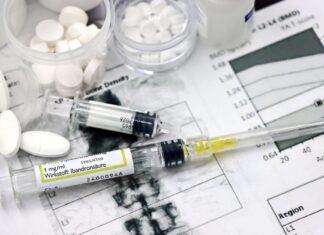 Niedobór witaminy D a odporność organizmu: objawy, skutki i nowoczesne metody diagnostyki Strzykawki i tabletki na biurku lekarza jako leczenie osteoporozy