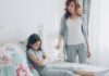 Mama rozmawia napięcie z córką, konflikt między rodzicami a dziećmi