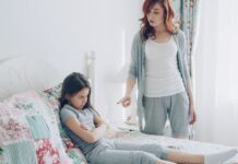 Sześć typowych konfliktów młodych rodziców i sposoby, jak je łagodnie rozwiązywać Mama rozmawia napięcie z córką, konflikt między rodzicami a dziećmi