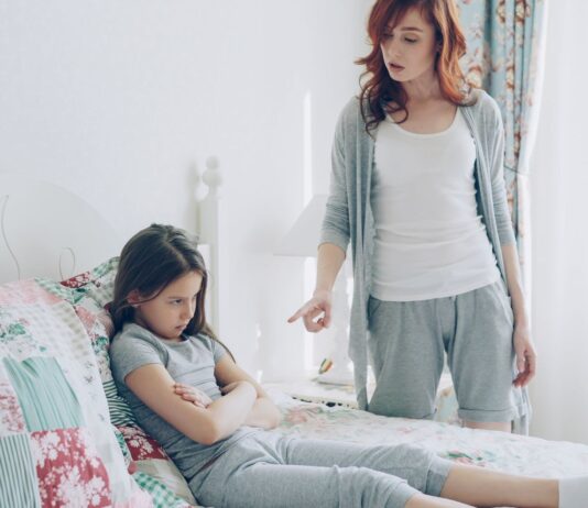 Sześć typowych konfliktów młodych rodziców i sposoby, jak je łagodnie rozwiązywać Mama rozmawia napięcie z córką, konflikt między rodzicami a dziećmi