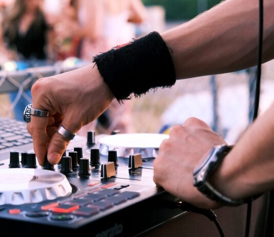 Jak DJ buduje energię i napięcie w secie